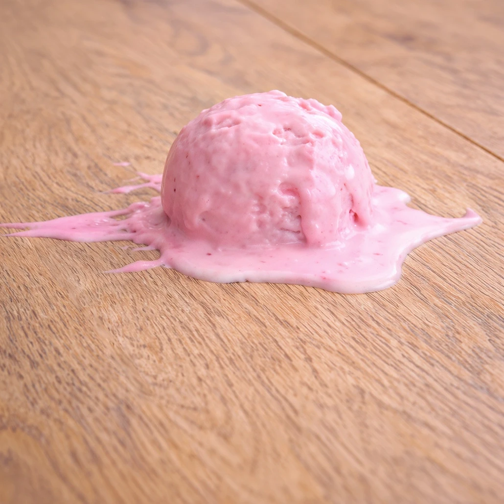 Eine Nahaufnahme von geschmolzenem Eis auf einem mit Kiwi-Now-Bodenpaneelen des Modells 91KN832 ausgelegten Boden.